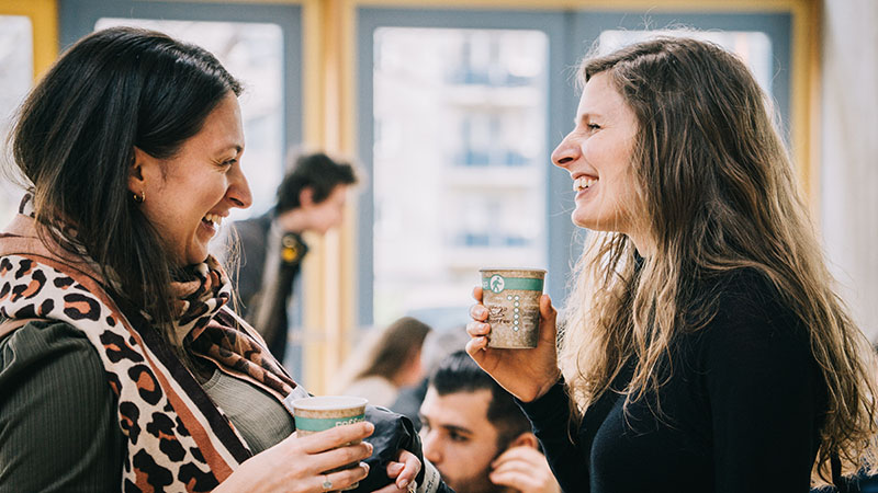 Zwei Frauen trinken nach dem Gottesdienst Kaffee miteinander