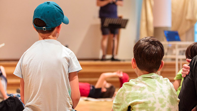 Zwei Kinder sitzen vor der Bühne im Kindergottesdienst der Jesus Gemeinde Dresden